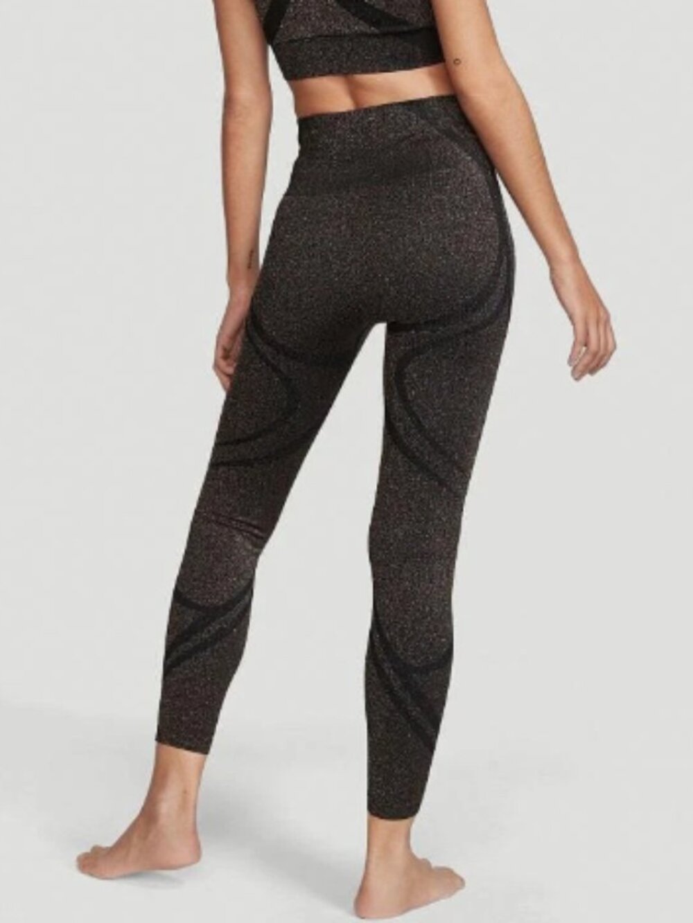 Victoria’s Secret Ultra-High Waist Leggings in Metallic Gold/Black. Size M